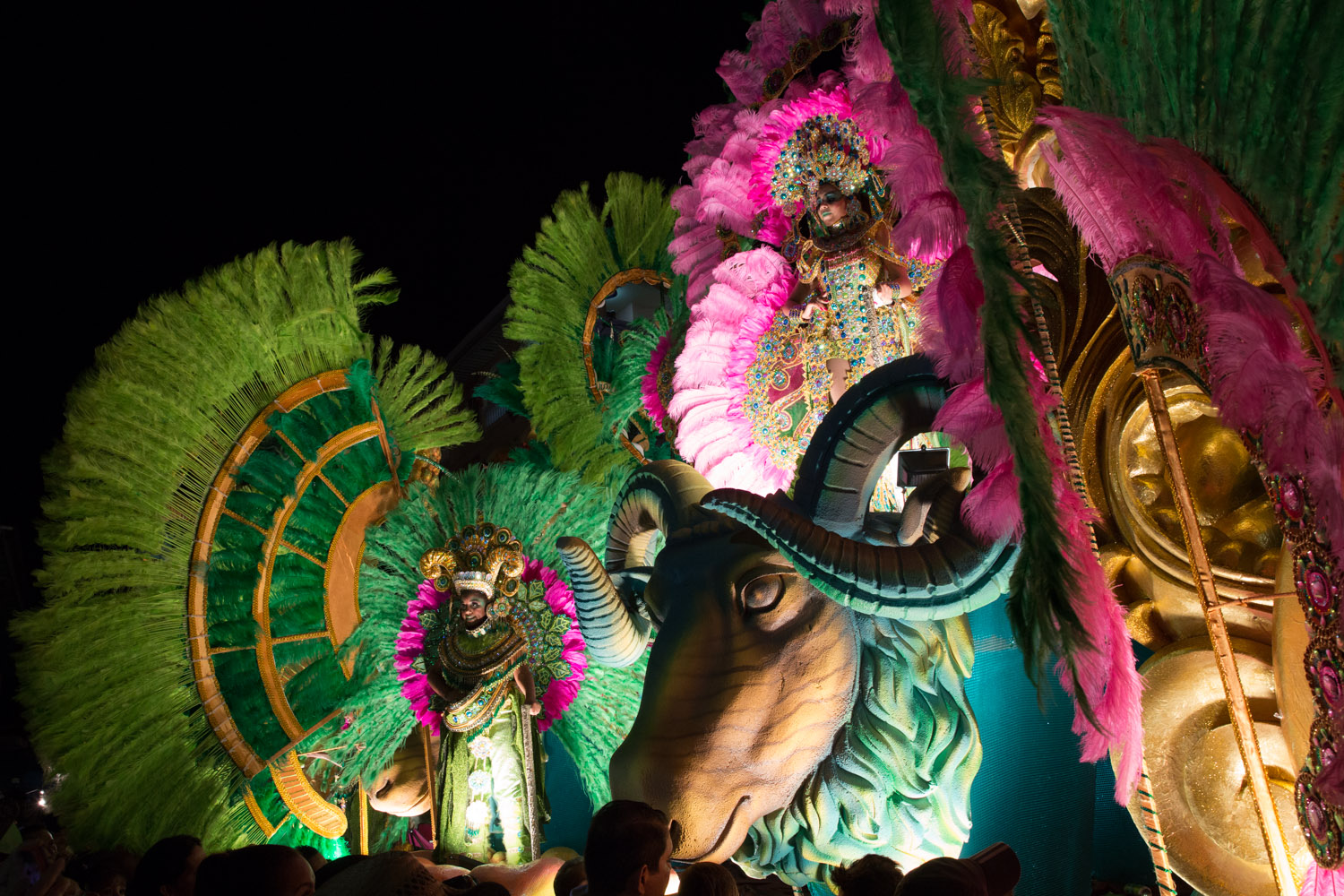 Carroza alegórica de carnaval en el parque Porras de Las Tablas de noche