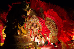 Carroza alegórica con princesa de carnaval en Las Tablas de noche