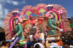 Carroza alegórica de día en el carnaval de Las Tablas