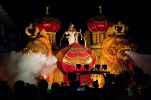 Reina de carnaval de Las Tablas en carroza alegórica de noche