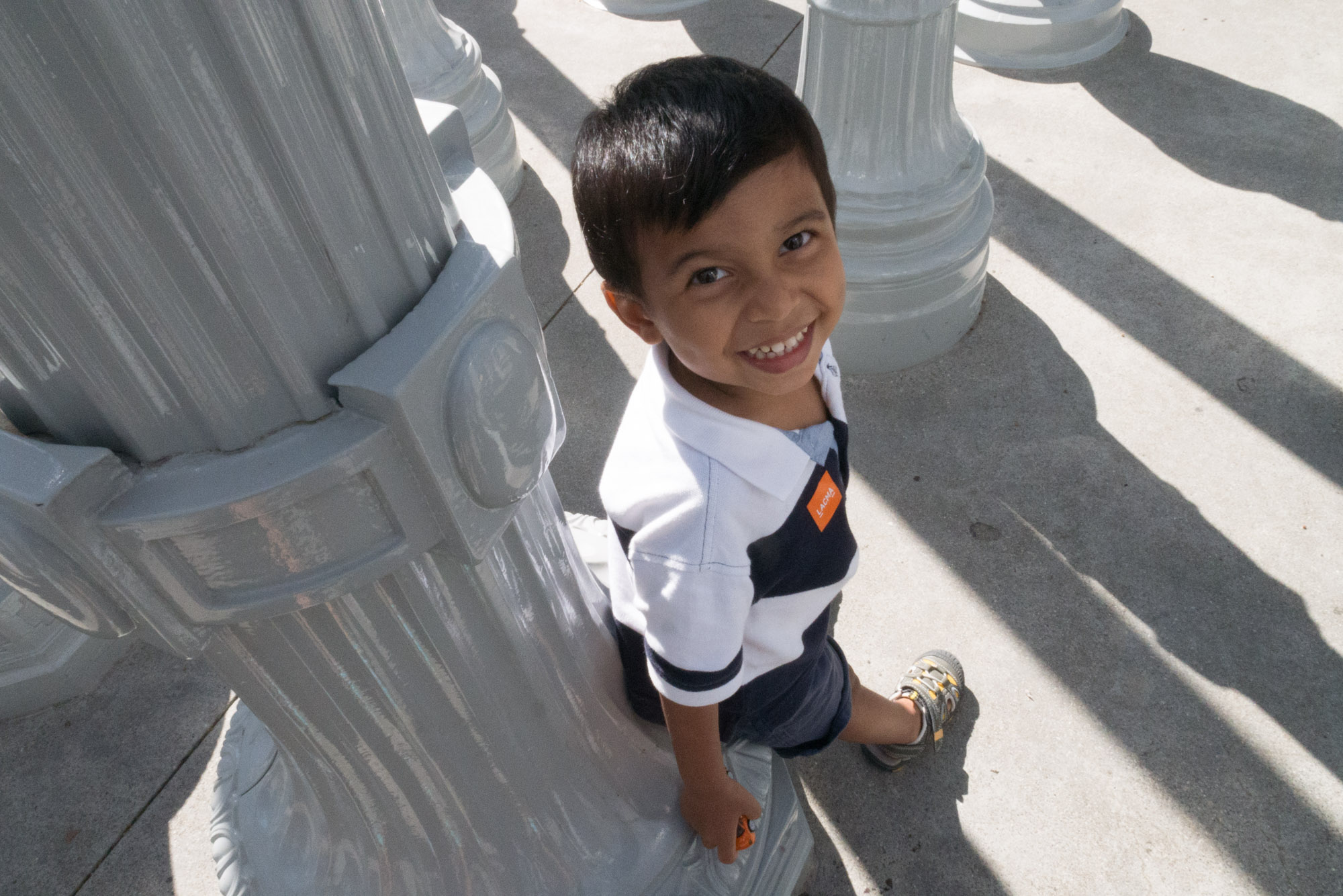 Niño jugando alrededor de la obra Urban Light en el LACMA